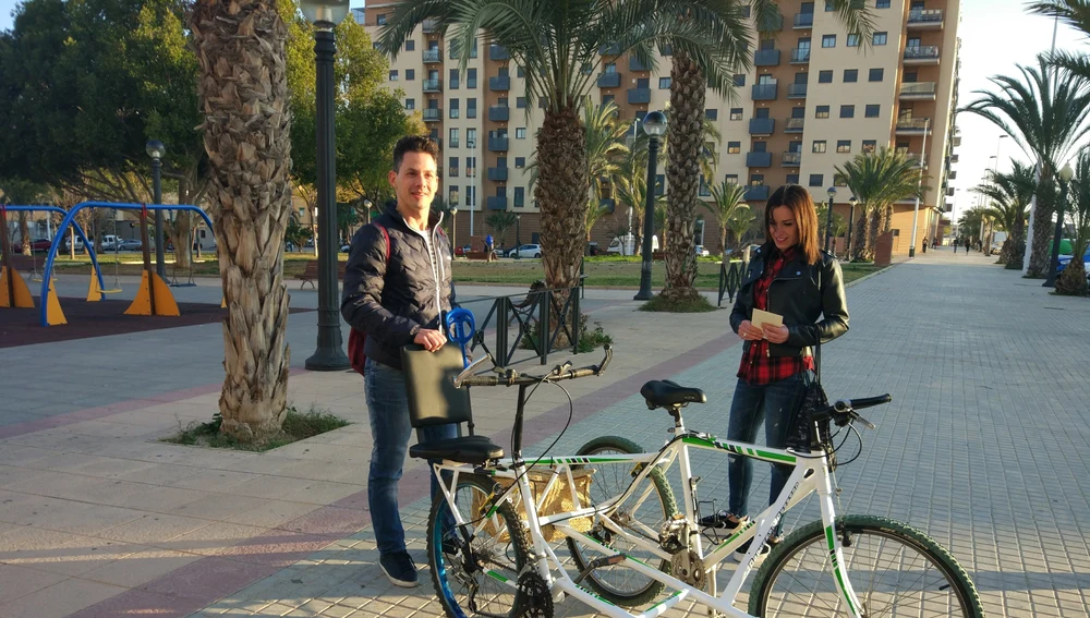 Cándido, sonriente con la bicicleta adaptada terminada