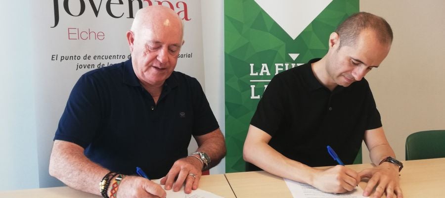 Joaquín Pérez y Pedro Perea firman el convenio de colaboración. Joaquín Pérez y Pedro Perea firman el convenio de colaboración.