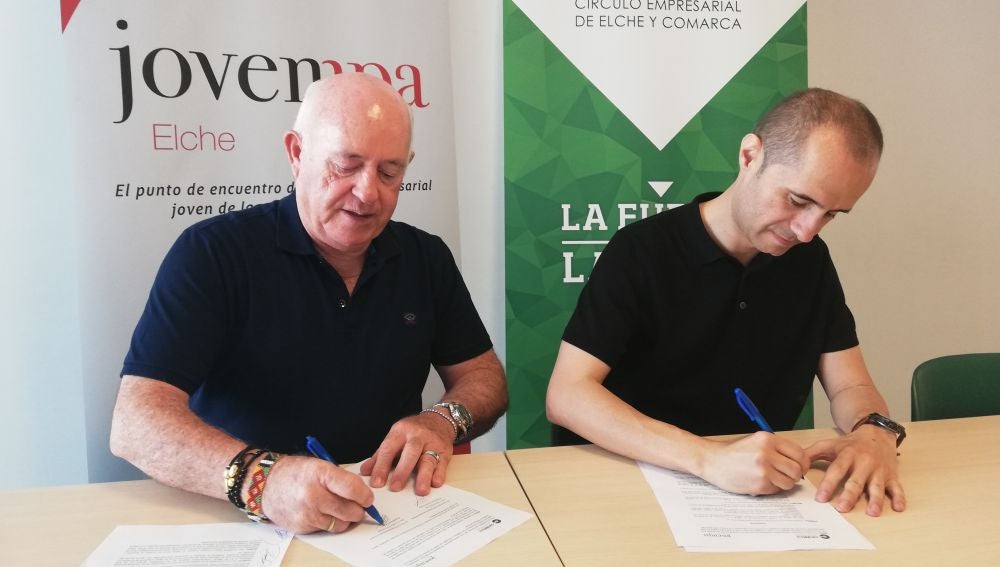 Joaquín Pérez y Pedro Perea firman el convenio de colaboración.