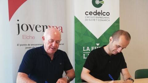Joaqu&iacute;n P&eacute;rez y Pedro Perea firman el convenio de colaboraci&oacute;n.