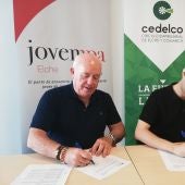 Joaquín Pérez y Pedro Perea firman el convenio de colaboración.