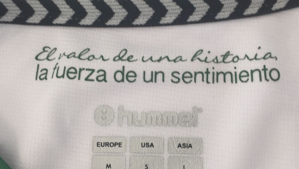 'El valor de una historia, la fuerza de un sentimiento', leyenda en el interior de la nueva camiseta del Elche CF.