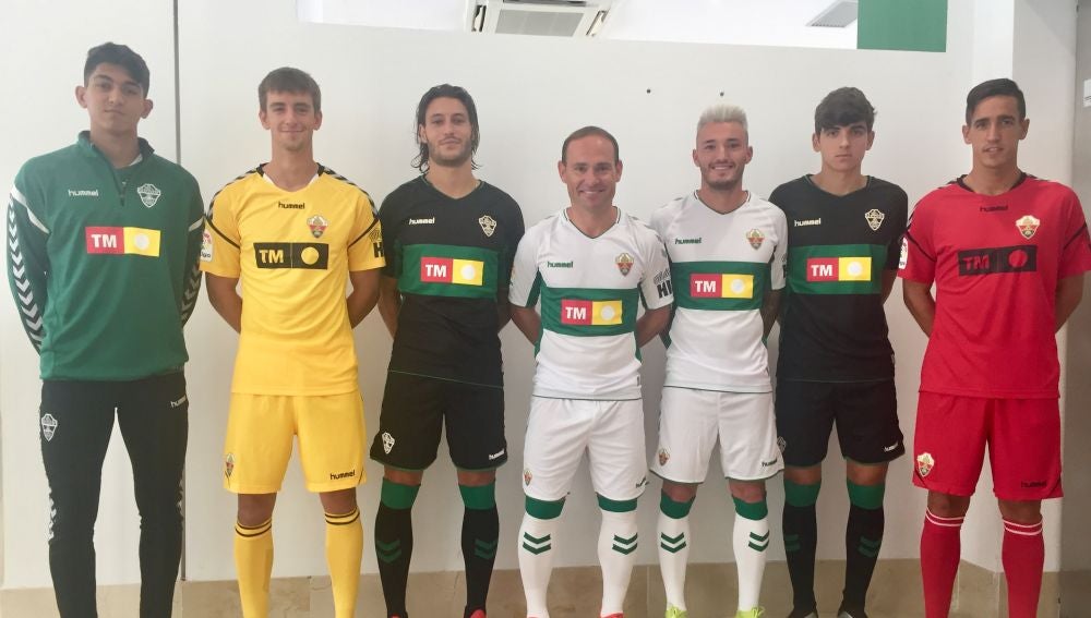 César Moreno, Luis Castillo, Juan Cruz, Nino, Josan, Gonzalo Villar y Edgar Badía, en la presentación de las nuevas camisetas del Elche CF de la firma Hummel.