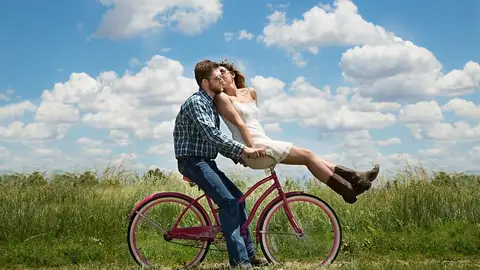 Pareja en bicicleta Pareja en bicicleta