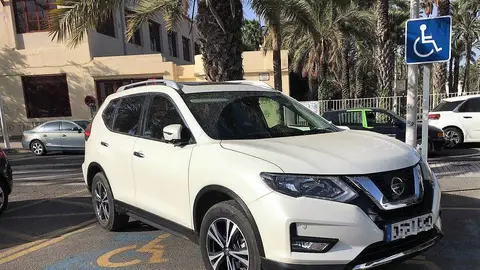 Un vehículo no adaptado ocupando dos plazas de estacionamiento de discapacitados en Elche. Un vehículo no adaptado ocupando dos plazas de estacionamiento de discapacitados en Elche.