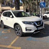 Un vehículo no adaptado ocupando dos plazas de estacionamiento de discapacitados en Elche.