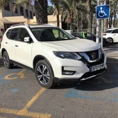 Un vehículo no adaptado ocupando dos plazas de estacionamiento de discapacitados en Elche. Un vehículo no adaptado ocupando dos plazas de estacionamiento de discapacitados en Elche.