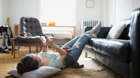 Mujer utiliza móvil Mujer utiliza móvil