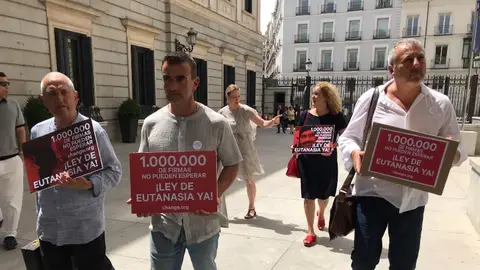 Danel Lorente presenta un millón de firmas en el Congreso para despenalizar la eutanasia Danel Lorente presenta un millón de firmas en el Congreso para despenalizar la eutanasia