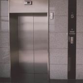 Imagen de dos ascensores