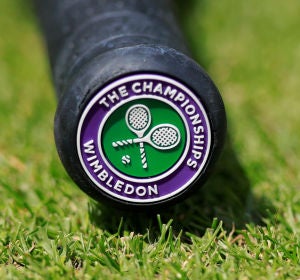 Una raqueta con el logo de Wimbledon Una raqueta con el logo de Wimbledon