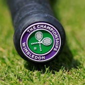 Una raqueta con el logo de Wimbledon