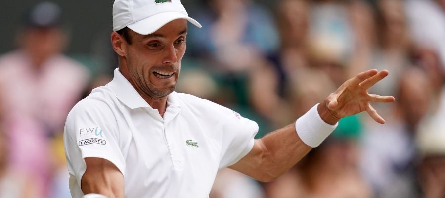 Roberto Bautista devuelve una bola en Wimbledon Roberto Bautista devuelve una bola en Wimbledon