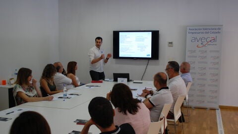 Profesional de KPI Controllers ofreciendo un seminario a empresarios del sector del calzado.