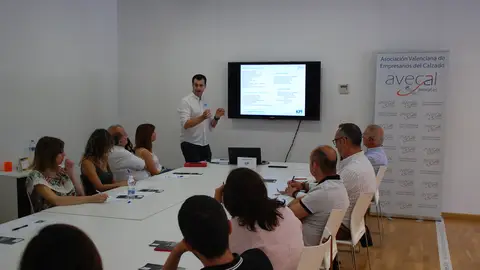 Profesional de KPI Controllers ofreciendo un seminario a empresarios del sector del calzado. Profesional de KPI Controllers ofreciendo un seminario a empresarios del sector del calzado.