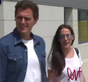 Albert Rivera sale del hospital con Malú Albert Rivera sale del hospital con Malú