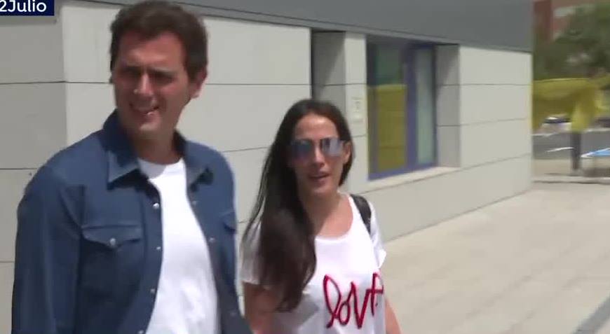 Albert Rivera recibe el alta y sale del hospital acompañado de Malú Albert Rivera recibe el alta y sale del hospital acompañado de Malú