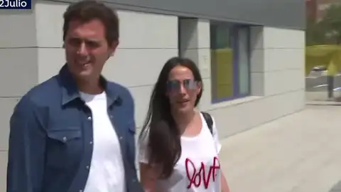 Albert Rivera sale del hospital con Malú Albert Rivera sale del hospital con Malú