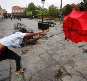 Un joven pierde su paraguas por el viento Un joven pierde su paraguas por el viento