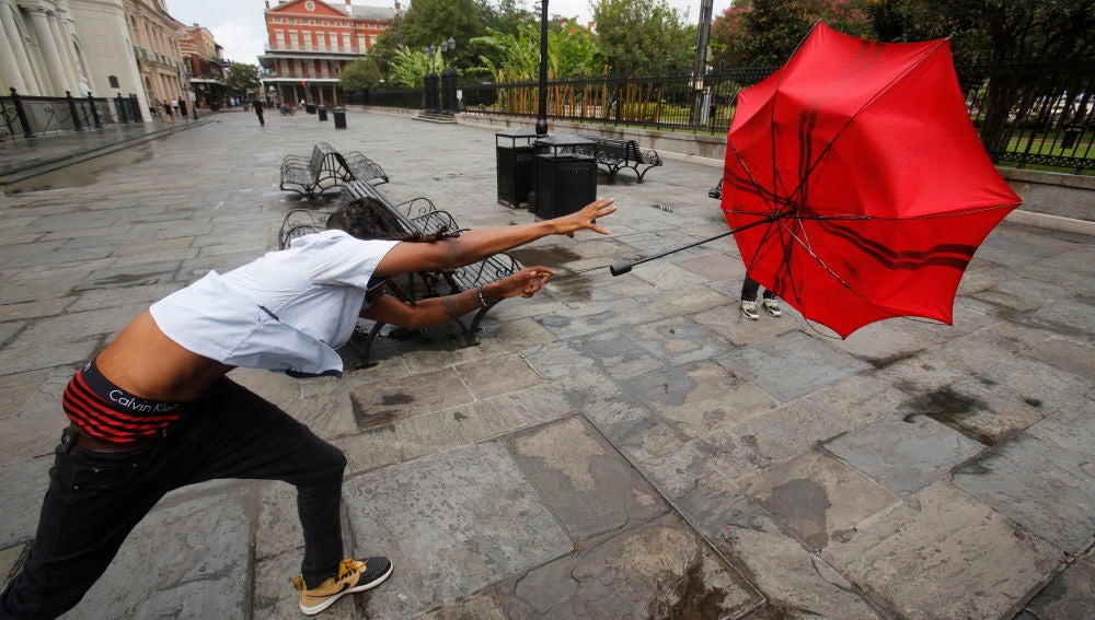 Un joven pierde su paraguas por el viento