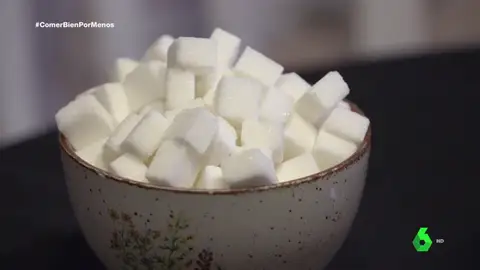 Cuenco con terrones de azúcar Cuenco con terrones de azúcar.
