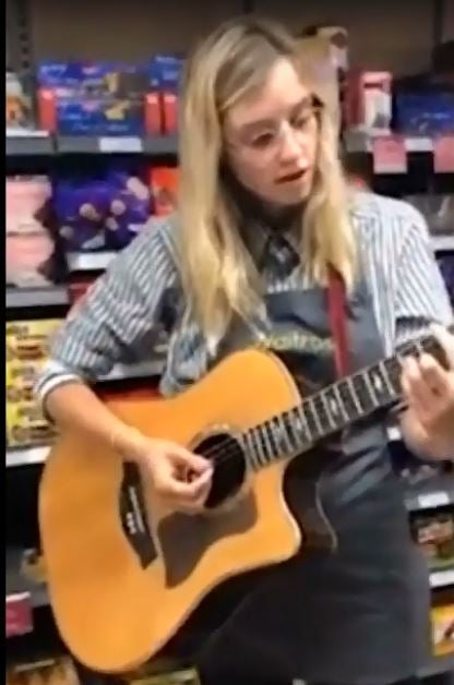 La trabajadora de un supermercado comienza a cantar sin saber que acabaría con un contrato discográfico La trabajadora de un supermercado comienza a cantar sin saber que acabaría con un contrato discográfico