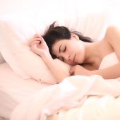 Los investigadores observaron que dormir entre 6 y 9 horas reduce el riesgo de padecer enfermedades cardiovasculares, incluso si la persona tiene predisposición genética
