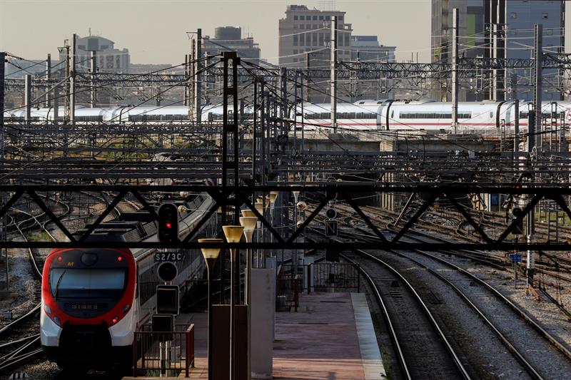 Los pasajeros que superen los 37,5 ºC de temperatura no podrán subir a los trenes en Atocha y Sants Los pasajeros que superen los 37,5 ºC de temperatura no podrán subir a los trenes en Atocha y Sants