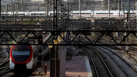Vista de las vías de tren en la estación madrileña de Atocha Vista de las vías de tren en la estación madrileña de Atocha