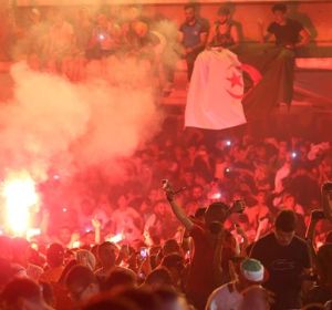 Hinchas argelinos celebran en Francia el pase a la final de la Copa Africana de Naciones Hinchas argelinos celebran en Francia el pase a la final de la Copa Africana de Naciones