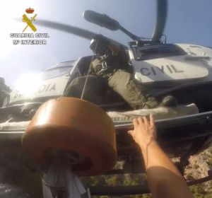 Imagen del rescate durante el uso de la grúa del helicóptero. Imagen del rescate durante el uso de la grúa del helicóptero.