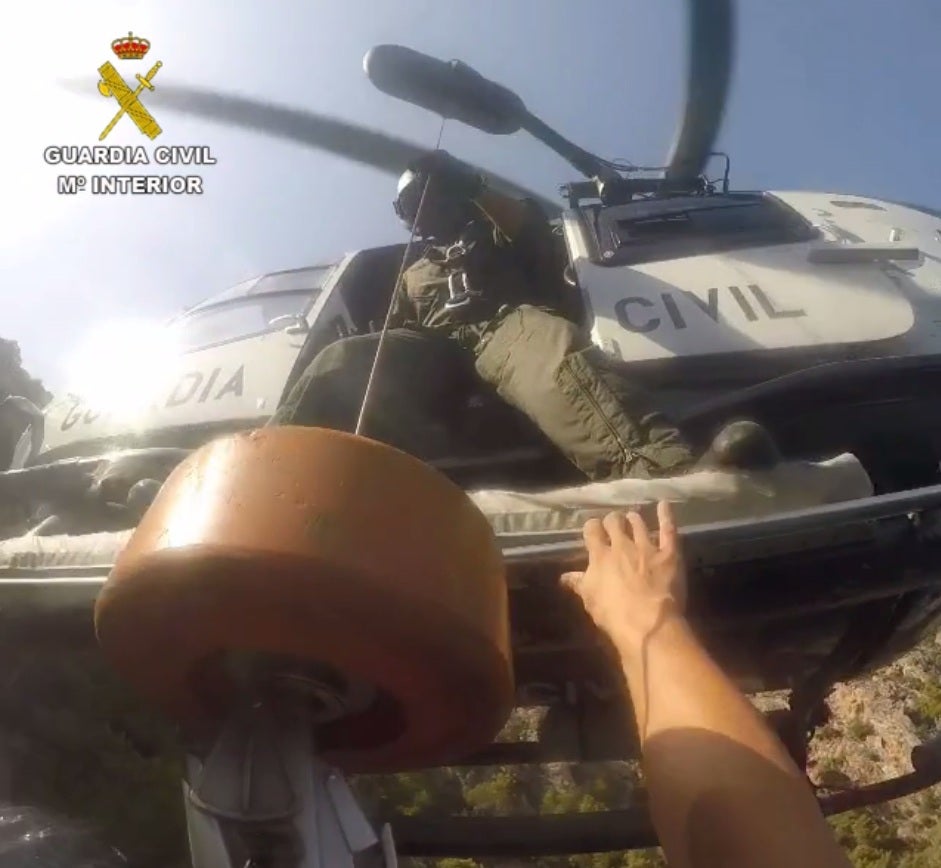 Rescatadas 6 personas en Alcúdia tras sufrir un naufragio mientras navegaban en una embarcación pequeña Rescatadas 6 personas en Alcúdia tras sufrir un naufragio mientras navegaban en una embarcación pequeña