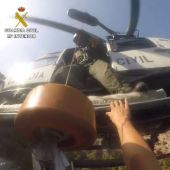 Imagen del rescate durante el uso de la grúa del helicóptero.