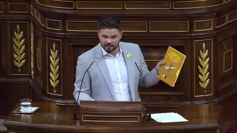 Gabriel Rufián regala a Sánchez e Iglesias el libro de cuentos que Oriol Junqueras ha escrito en la cárcel Gabriel Rufián regala a Sánchez e Iglesias el libro de cuentos que Oriol Junqueras ha escrito en la cárcel