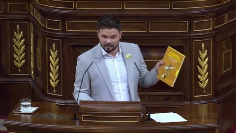 Gabriel Rufián regala a Sánchez e Iglesias el libro de cuentos que Oriol Junqueras ha escrito en la cárcel