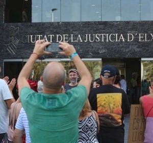 Jafet Pinedo frente a las personas que han acudido a la Ciudad de la Justicia de Elche para apoyar al ilicitano. Jafet Pinedo frente a las personas que han acudido a la Ciudad de la Justicia de Elche para apoyar al ilicitano.