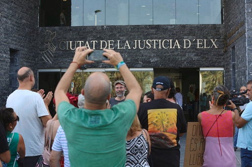 Pospuesto el juicio del ilicitano que denunció a dos policías nacionales por abuso de poder Pospuesto el juicio del ilicitano que denunció a dos policías nacionales por abuso de poder