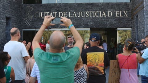 Jafet Pinedo frente a las personas que han acudido a la Ciudad de la Justicia de Elche para apoyar al ilicitano.
