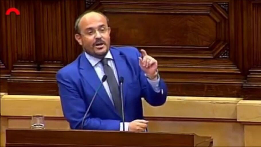 El portavoz del PP en el Parlament canta una estrofa de Manolo Escobar para lanzar un mensaje a Torra