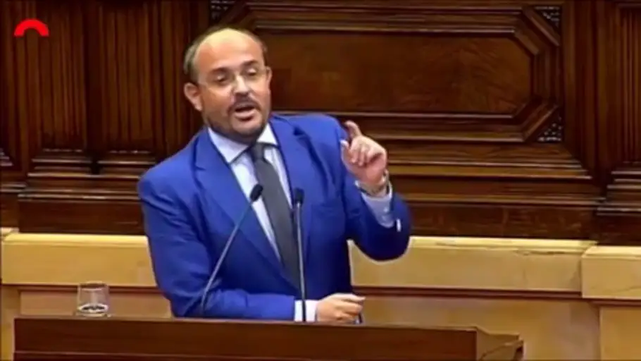 El portavoz del PP en el Parlament canta una estrofa de Manolo Escobar para lanzar un mensaje a Torra El portavoz del PP en el Parlament canta una estrofa de Manolo Escobar para lanzar un mensaje a Torra