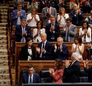 La bancada socialista aplaude a Pedro Sánchez en la sesión de investidura La bancada socialista aplaude a Pedro Sánchez en la sesión de investidura
