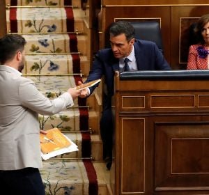 Gabriel Rufián entrega el libro de Oriol Junqueras a Pedro Sánchez Gabriel Rufián entrega el libro de Oriol Junqueras a Pedro Sánchez