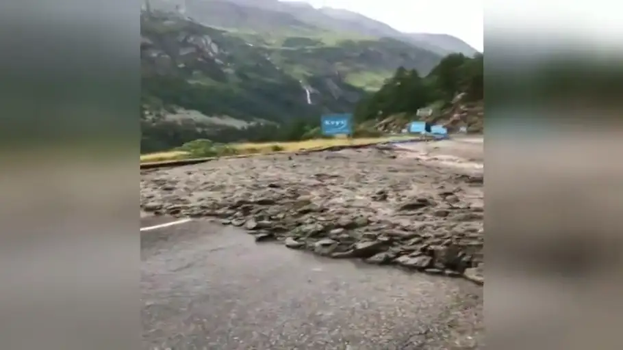 Cundió el pánico entre los aficionados: el increíble desprendimiento de tierra que ha obligado a suspender la etapa del Tour Cundió el pánico entre los aficionados: el increíble desprendimiento de tierra que ha obligado a suspender la etapa del Tour