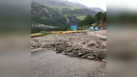 Cundi&oacute; el p&aacute;nico entre los aficionados: el incre&iacute;ble desprendimiento de tierra que ha obligado a suspender la etapa del Tour