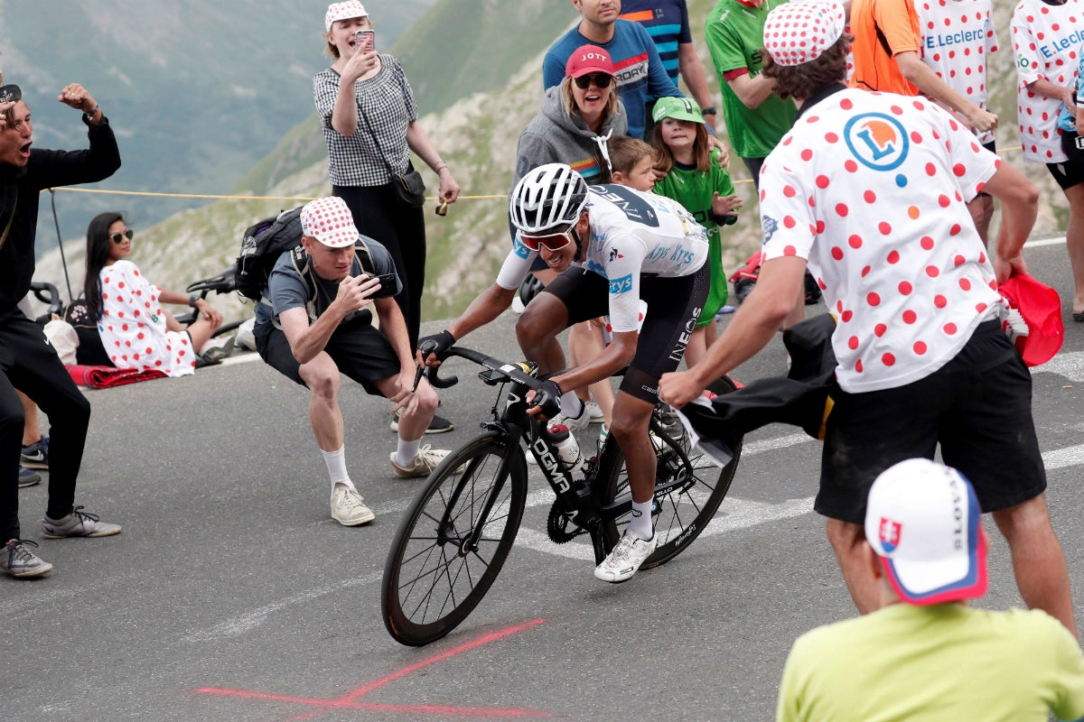 Egan Bernal, nuevo líder del Tour tras una etapa neutralizada por un alud Egan Bernal, nuevo líder del Tour tras una etapa neutralizada por un alud
