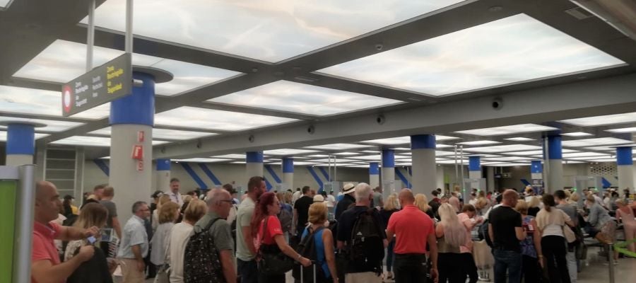 Los pasajeros hacen cola en los controles del aeropuerto de Palma. Los pasajeros hacen cola en los controles del aeropuerto de Palma.