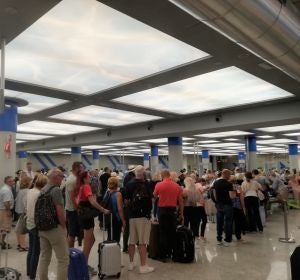 Los pasajeros hacen cola en los controles del aeropuerto de Palma. Los pasajeros hacen cola en los controles del aeropuerto de Palma.