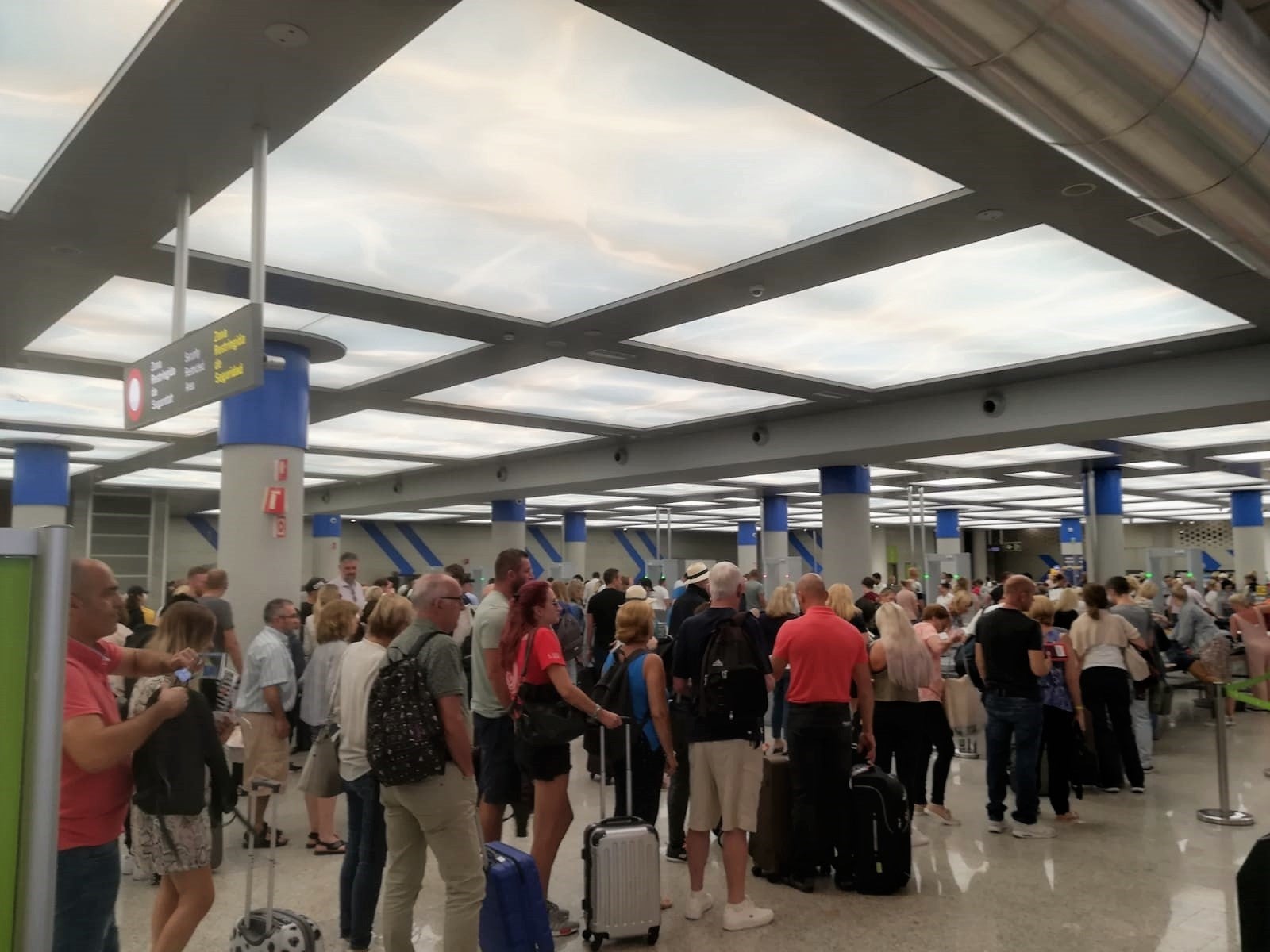 Casi 225.000 viajeros pasarán por los aeropuertos de Baleares durante el puente Casi 225.000 viajeros pasarán por los aeropuertos de Baleares durante el puente