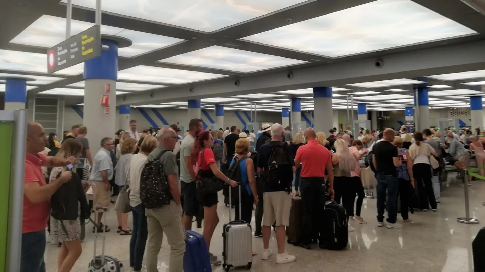 Los pasajeros hacen cola en los controles del aeropuerto de Palma.