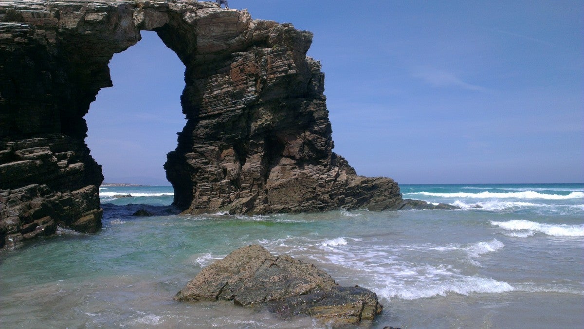 Muere una joven tras caerle una piedra en la cabeza mientras visitaba la playa de las Catedrales Muere una joven tras caerle una piedra en la cabeza mientras visitaba la playa de las Catedrales